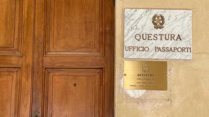 piazza risorgimento  Si rincorrono le voci sulla possibilità che, ad Alba o a Bra, arrivi un Commissariato di Polizia, dipendente dalla Questura ma con una sua completa autonomia. La città delle cento torri sembra essere in vantaggio sulla Zizzola: l’Amministrazione del sindaco Alberto Gatto pare abbia già individuato i locali, di proprietà municipale, da mettere a disposizione.  A sottolineare l’esigenza di avere un Commissariato nella zona era stato, già all’inizio del 2023, periodo del caos passaporti, Alessandro Digeronimo, segretario provinciale del Siulp (sindacato italiano unitario dei lavoratori della Polizia).  Sull’argomento, Digeronimo spiega: «La visita di Antonio Pisani, capo della Polizia, presente all’apertura del posto di Polizia ferroviaria il 27 marzo a Fossano, ci ha dato buone speranze. Oltre a lui, sono favorevoli le Amministrazioni dei due Comuni, il questore e il Ministero dell’interno. In una provincia delle dimensioni di Cuneo, con un tale peso demografico ed economico, è un’anomalia non avere un Commissariato. Tanti servizi li può garantire solo la Polizia di Stato: se tutto ciò che accade ad Alba o a Bra deve passare da Cuneo, i tempi si allungano e l’efficienza diminuisce».  Il Commissariato «funziona come una piccola Questura, il dirigente deve sottostare all’indirizzo politico dato dal questore, ma per il resto è autonomo a 360 gradi. È lui a rilasciare permessi di soggiorno, porti d’armi e pure i passaporti. Quest’ultimo documento può essere già ora richiesto negli uffici di Alba e Bra, ma a firmarli è sempre il questore. La situazione cambierà con l’arrivo del nuovo servizio: gli sportelli saranno aperti ogni giorno feriale e il dirigente li potrà approvare sul momento».  Altro campo sul quale soltanto la Polizia ha autorità è l’ordine pubblico: «Il dirigente del Commissariato potrà prendere le decisioni su come gestire le grandi manifestazioni, tipo la Fiera del tartufo, o eventi sportivi straordinari, come la recente promozione del Bra in Serie C. Un altro ambito importante è il controllo del territorio. Oggi, banalmente, per arrivare in un Comune al confine con la Provincia di Asti occorre, da Cuneo, fare quasi cento chilometri. Con un Commissariato più vicino, gli interventi potranno essere più tempestivi».  La nota dolente potrebbe essere il reperimento del personale. Tuttavia, «dalla riunione con il capo della Polizia è emerso che le risorse si dovrebbero riuscire a reperire. Nel Commissariato lavorerebbero circa 50 persone, in aggiunta alle 175 già impiegate dalla Questura di Cuneo. I nuovi dipendenti arriverebbero direttamente dalla scuola di formazione. Alcuni agenti più anziani chiederebbero il trasferimento ad Alba, anche per avvicinarsi alle loro residenze. Quindi, alla fine, si opererebbe un rimpasto, con una giusta percentuale tra forze giovani e più attempate tra Questura e Commissariato».  Infine, l’apertura del nuovo servizio «allevierebbe il carico della sede di Cuneo, che oggi è ai limiti della sopportazione. Il personale si concentrerebbe sul capoluogo, senza dover pensare ad Alba e Bra».  d.ba.