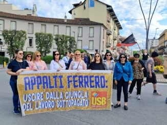 Le lavoratrici Proteco in piazza a Vinum: «Salario, diritti, dignità»