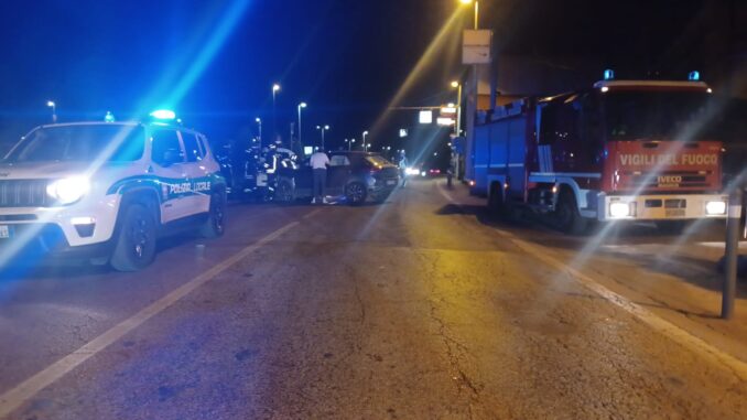 Bra / Incidente in via Vittorio Veneto: ritiro della patente, denuncia per guida in stato di ebbrezza e sequestro dell'auto per la conducente