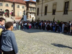 Bra / Il Lions consegna il tricolore agli studenti della quinta primaria