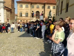 Bra / Il Lions consegna il tricolore agli studenti della quinta primaria 5