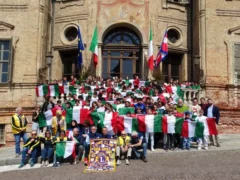 Bra / Il Lions consegna il tricolore agli studenti della quinta primaria 1