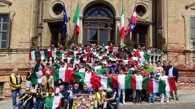 Bra / Il Lions consegna il tricolore agli studenti della quinta primaria 1