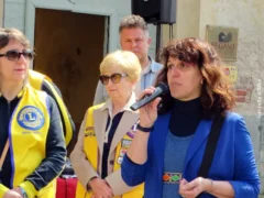 Bra / Il Lions consegna il tricolore agli studenti della quinta primaria 3