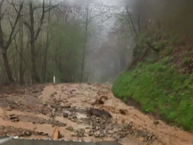 La frana sulla provinciale 167 in Val Lemina