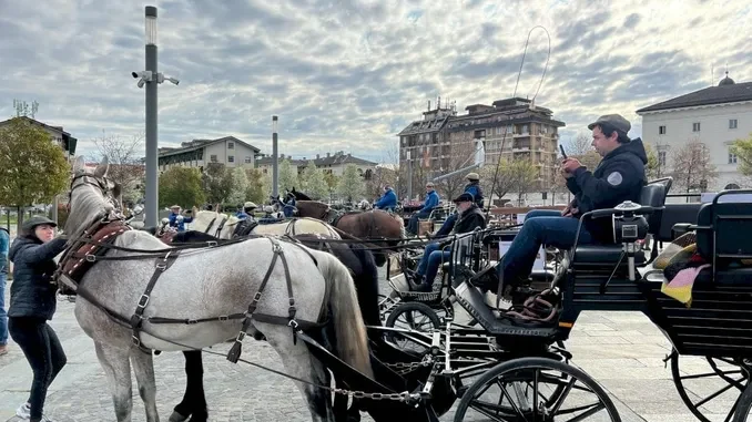 Il paradriving arriva a Bra. Carrozze e cavalli attesi alle 17.30 in piazza Giolitti 1
