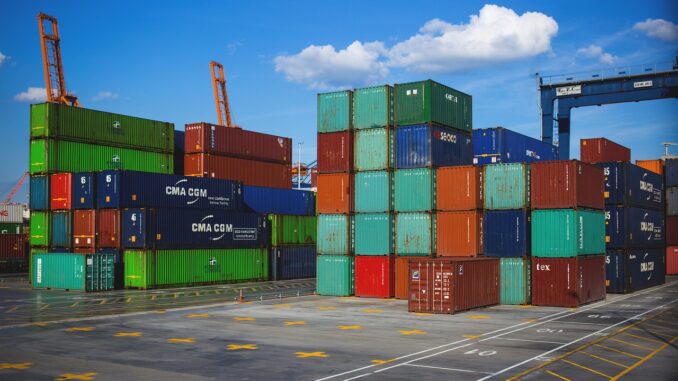 Sono entrati i vigore i dazi europei in 60 Paesi: Borse in forte calo