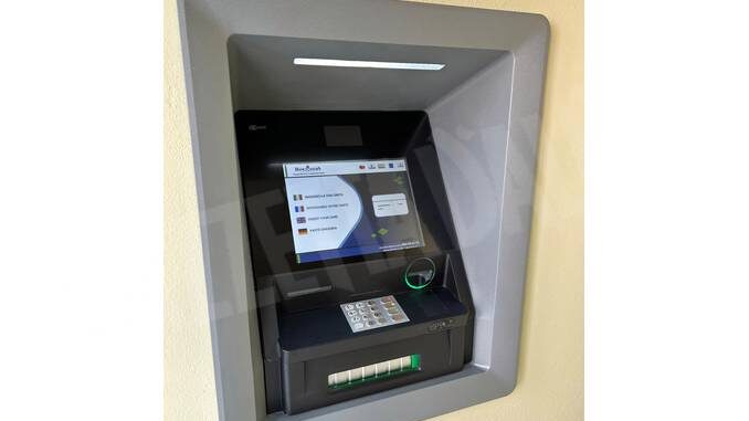 A Novello installato un Bancomat di fronte alle scuole