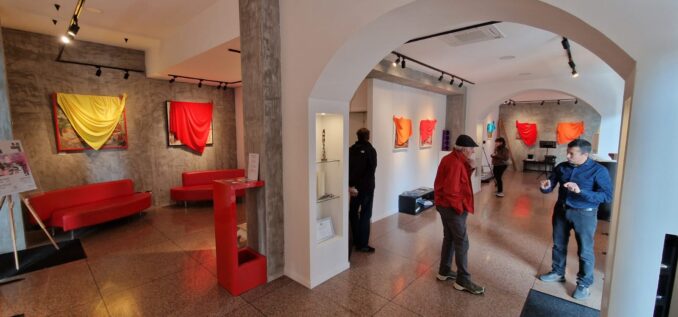 Successo di pubblico alla performance artistica "Il riscatto della brutta psiche" di Maurizio D’Andrea a Varese 3
