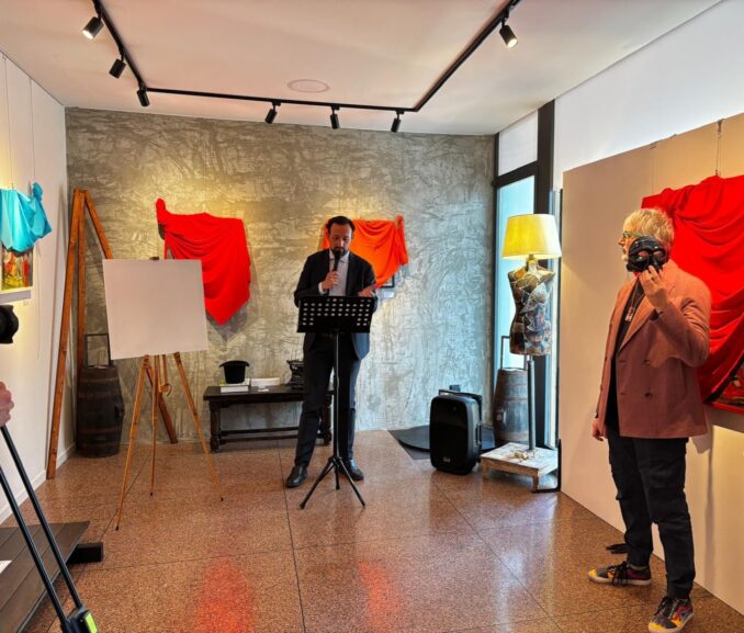Successo di pubblico alla performance artistica "Il riscatto della brutta psiche" di Maurizio D’Andrea a Varese 4