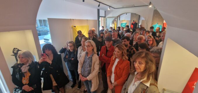 Successo di pubblico alla performance artistica "Il riscatto della brutta psiche" di Maurizio D’Andrea a Varese 1