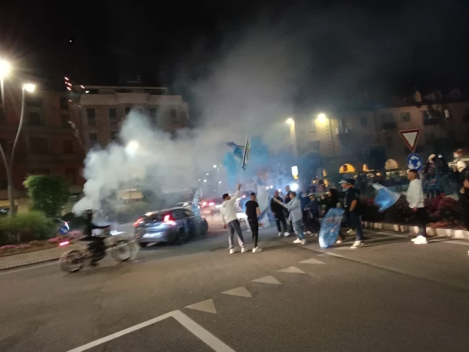I tifosi del Napoli fanno festa per lo scudetto anche ad Alba 2