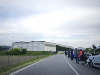 Frontale tra due auto: traffico bloccato all'uscita dell'autostrada A33 a Cherasco