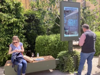 Alba / Piazza Ferrero più smart con la panchina per ricaricare i cellulari