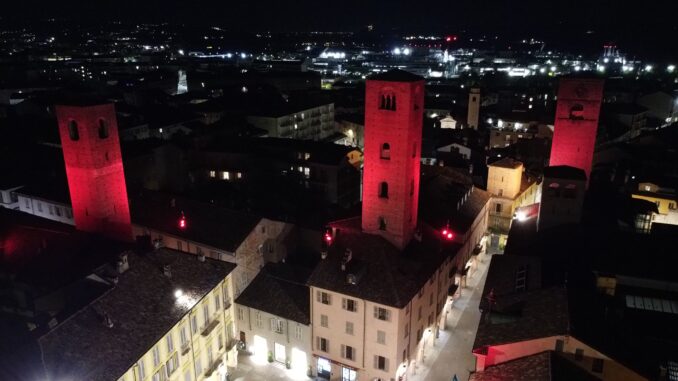 torri di alba rosso L'8 maggio le torri di Alba s'illuminano di rosso per la Croce rossa