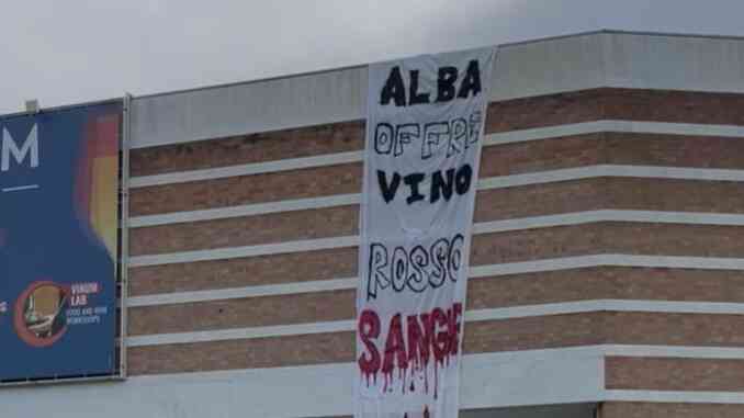Vino rosso sangue: la protesta di Mononoke a Vinum 1
