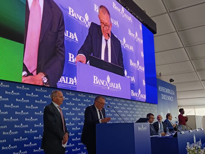 DIRETTA / In piazza Medford la carica dei soci di Banca d'Alba 13
