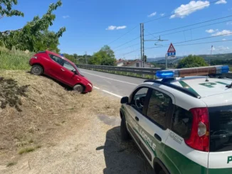Sessantenne perde il controllo dell'auto ed esce di strada a Bra