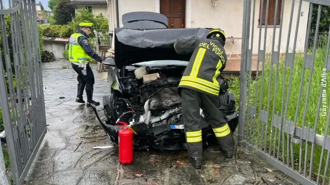 Scontro tra due auto in via Montenero a Bra, quattro feriti