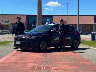 Nizza Monferrato / Distraggono e rubano la borsa a una signora nel parcheggio del supermercato