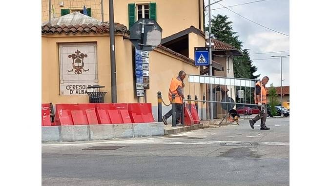 Sistemato il marciapiede all'incrocio nel centro di Ceresole