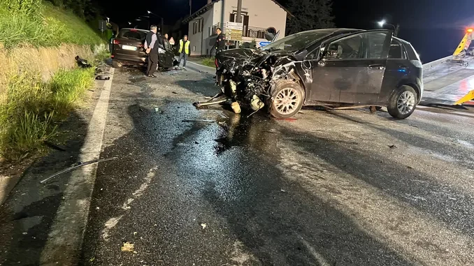 Tre feriti nella notte a Grinzane Cavour: scontro tra due auto