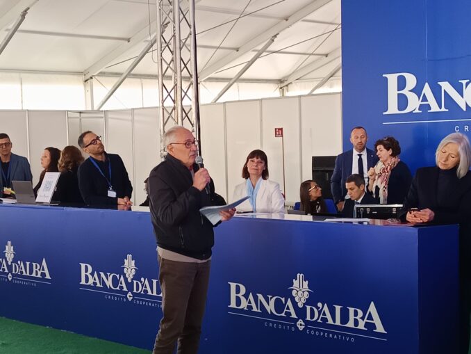 DIRETTA / In piazza Medford la carica dei soci di Banca d'Alba 6