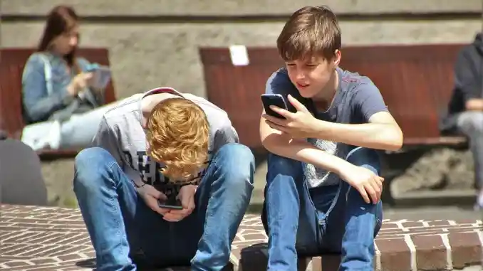 Il cellulare crea dipendenza come la droga, nel parlano gli psicologi