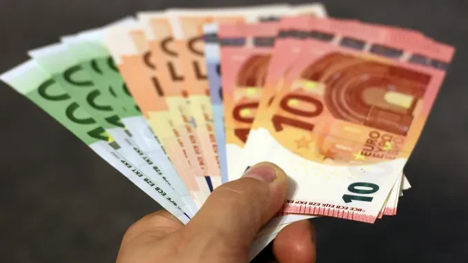 Economia / Gli italiani hanno 37mila euro a testa di risparmi