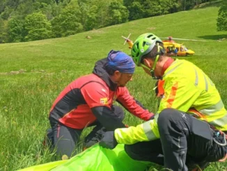 Precipita col parapendio nel Canavese. Soccorsa con l'eambulanza