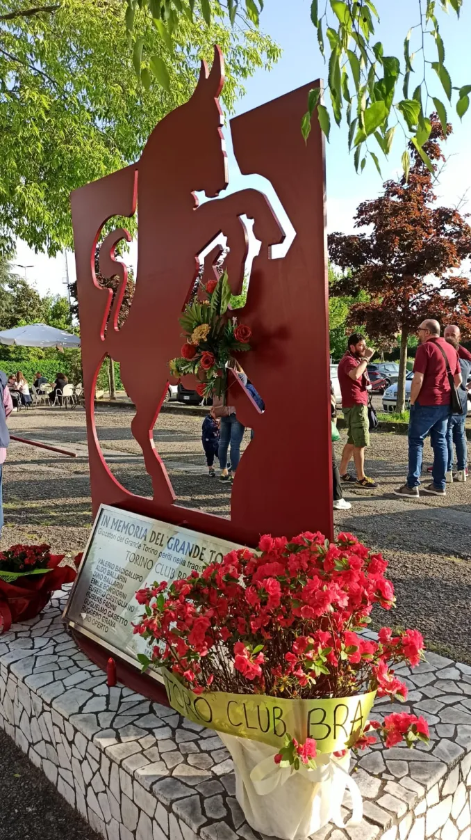 Tifosi granata di Bra celebrano il grande Torino di Superga 2