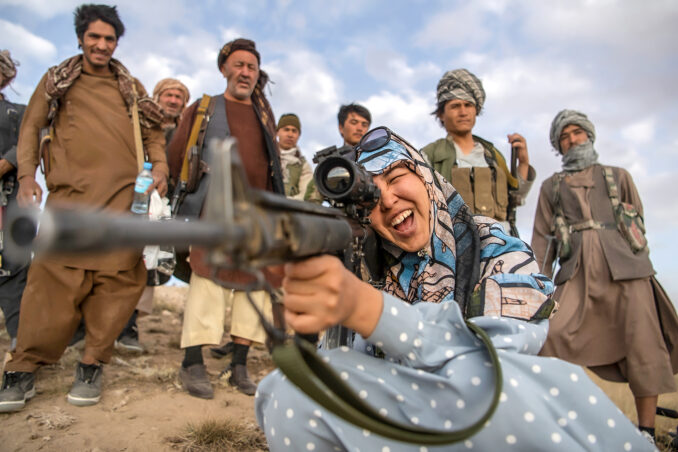 R-Women, foto di donne afghane che vivono sotto il regime talebano