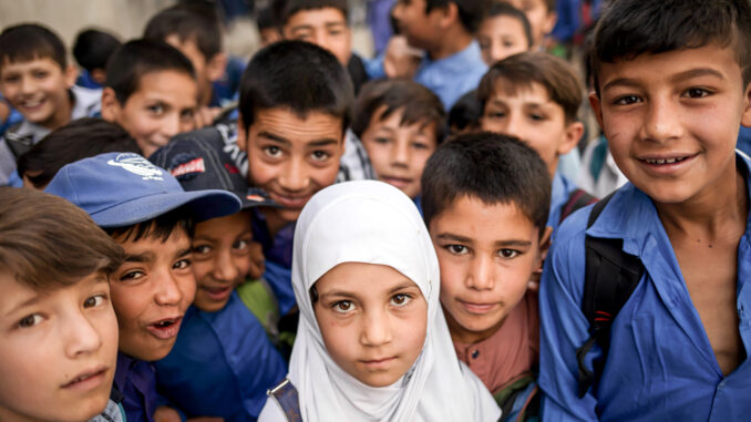 An Afghan student girl is seen among boys students on a street in Kabul R-Women, foto di donne afghane che vivono sotto il regime talebano 1