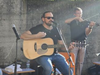 Alberto Bertoli canta e celebra il papà Pierangelo