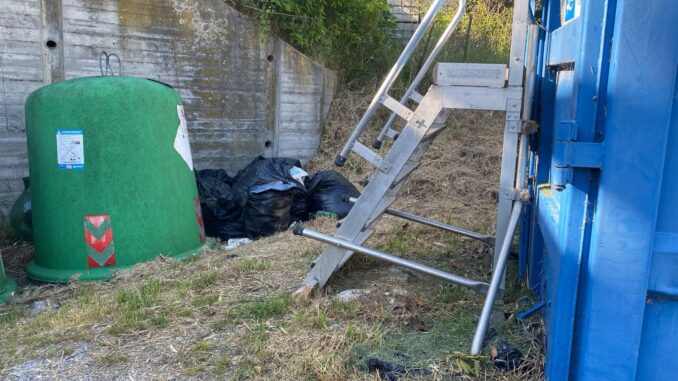 Castiglione Falletto / Scarica 10 sacchi di, responsabile individuato con la videosorveglianza