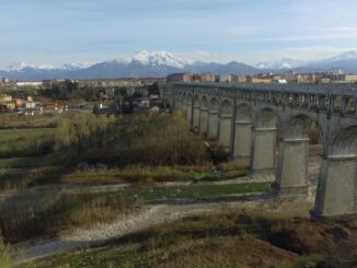 Minaccia di buttarsi dal ponte ma
