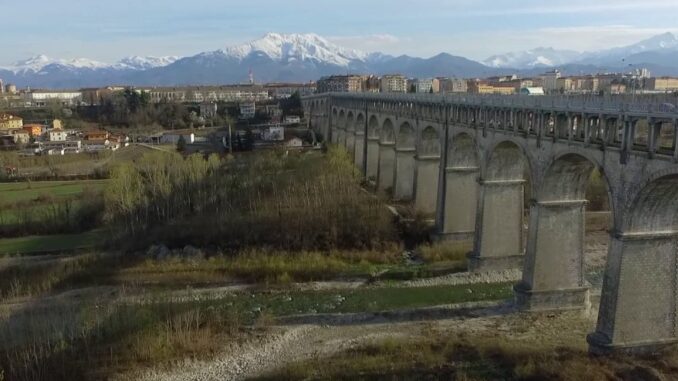Minaccia di buttarsi dal ponte ma
