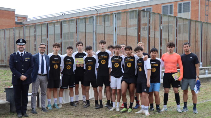 Il torneo di calcio che Valelapena giocato tra internati, agenti e studenti 8