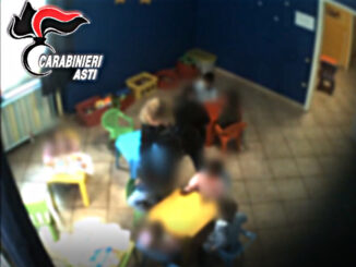 Picchiano e umiliano i bambini di una scuola materna di Asti, due educatrici sospese (Video) 2
