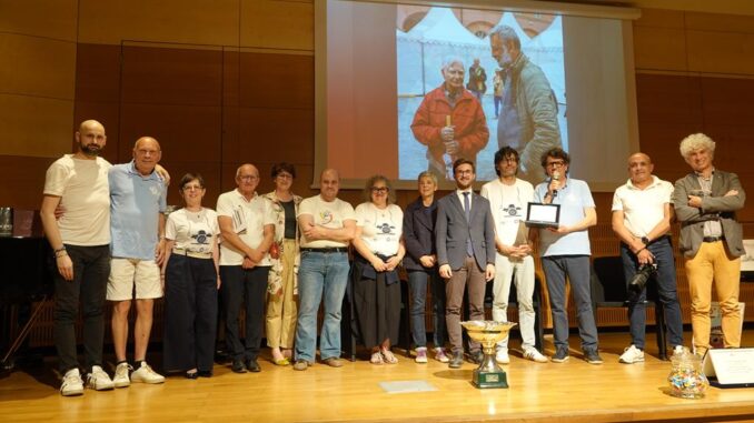 Alba: l’Amministrazione comunale ha consegnato una targa al Gruppo Fotografico Albese per i 60 anni di attività