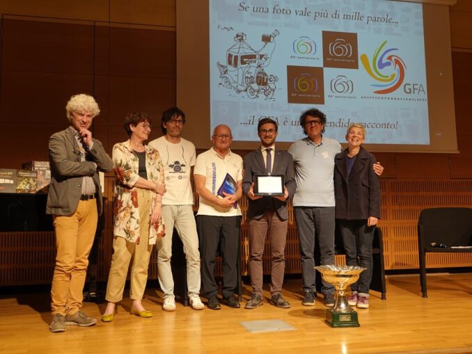 Alba: l’Amministrazione comunale ha consegnato una targa al Gruppo Fotografico Albese per i 60 anni di attività 1