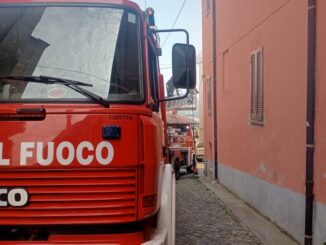Govone / Incendio in una casa ai piedi del castello, spegnimento in corso dal pomeriggio