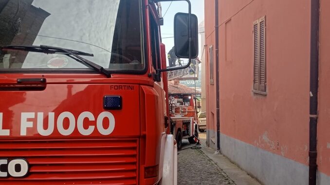 Govone / Incendio in una casa ai piedi del castello, spegnimento in corso dal pomeriggio