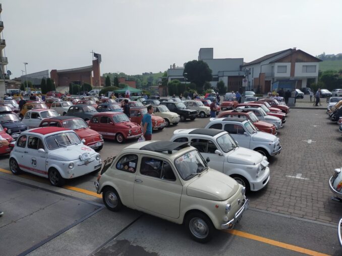 L'invasione di Fiat 500 a Neive per il Memorial Dante Giacosa 2
