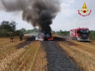 Trattore e imballatrice a fuoco a Centallo
