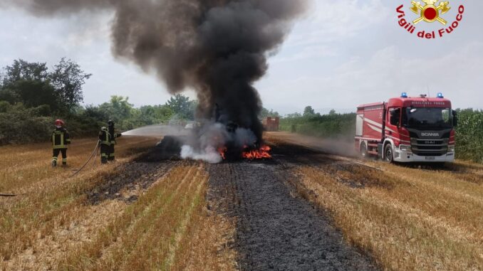 Trattore e imballatrice a fuoco a Centallo