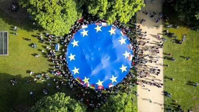 bandiera europa Editoriale / C'era una volta il continente europeo