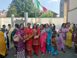 Oggi a Bra le donne indiane festeggiano Teeyan da Mela 1