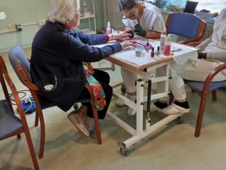 Gli studenti Apro alle prese con clienti speciali alla casa di riposo Ottolenghi