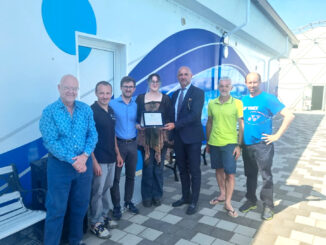 Onde di colore per lo sport: ad Alba inaugurata la nuova facciata ecosostenibile della piscina di San Cassiano